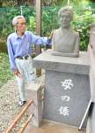 庭に飾る実母の銅像を見ると、戦争時代を思い出すという折橋義行さん＝６月２３日、阿久根市山下