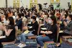 演説に聞き入る女性支持者ら＝６月２５日、鹿児島市