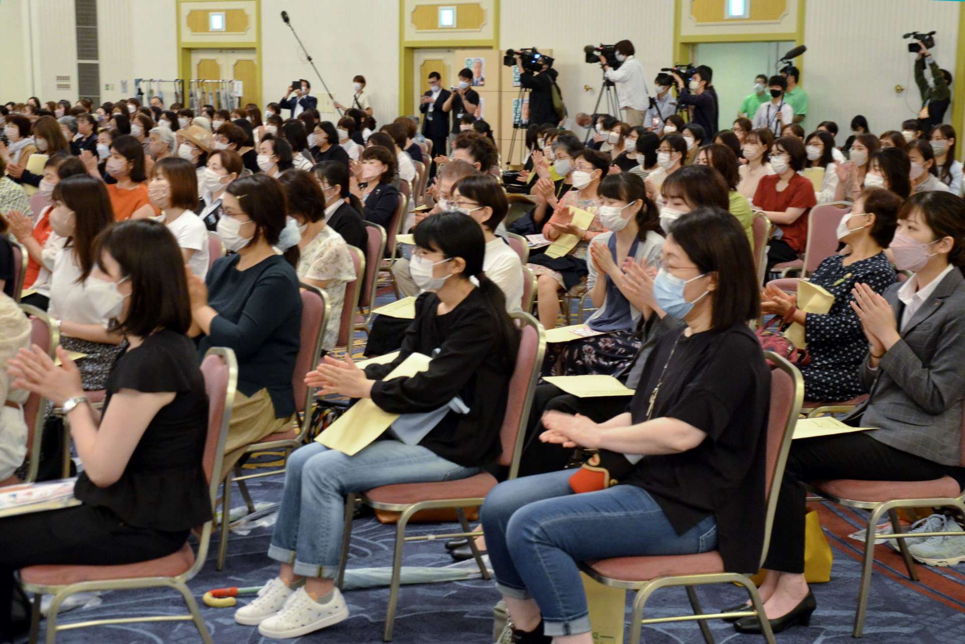 演説に聞き入る女性支持者ら＝６月２５日、鹿児島市