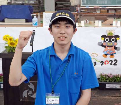 県代表に決まった伊佐農林高校の尾口誠真さん＝霧島市の姶良中央家畜市場