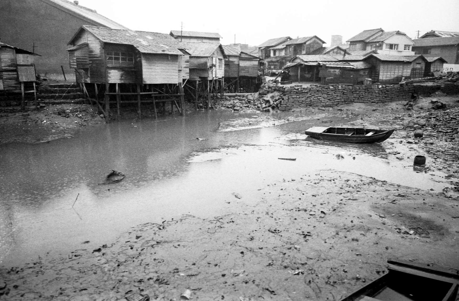 鹿児島市役所に近い名山堀。埋め立て工事が進む中、堀にせり出して建てた住宅の立ち退き問題が残っていた＝１９５８年４月、鹿児島市