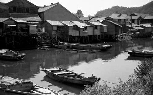 名山堀の上に建つ住宅＝１９６０年、鹿児島市易居町