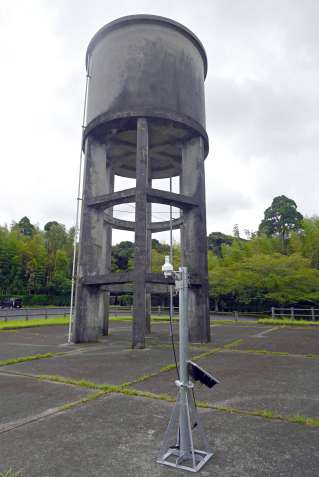 旧陸軍知覧飛行場給水塔の近くに設置された計測機器＝南九州市知覧町郡