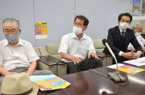 記者会見を開く「鹿児島を戦場にさせない県民の会」の呼びかけ人＝６月６日、鹿児島県庁