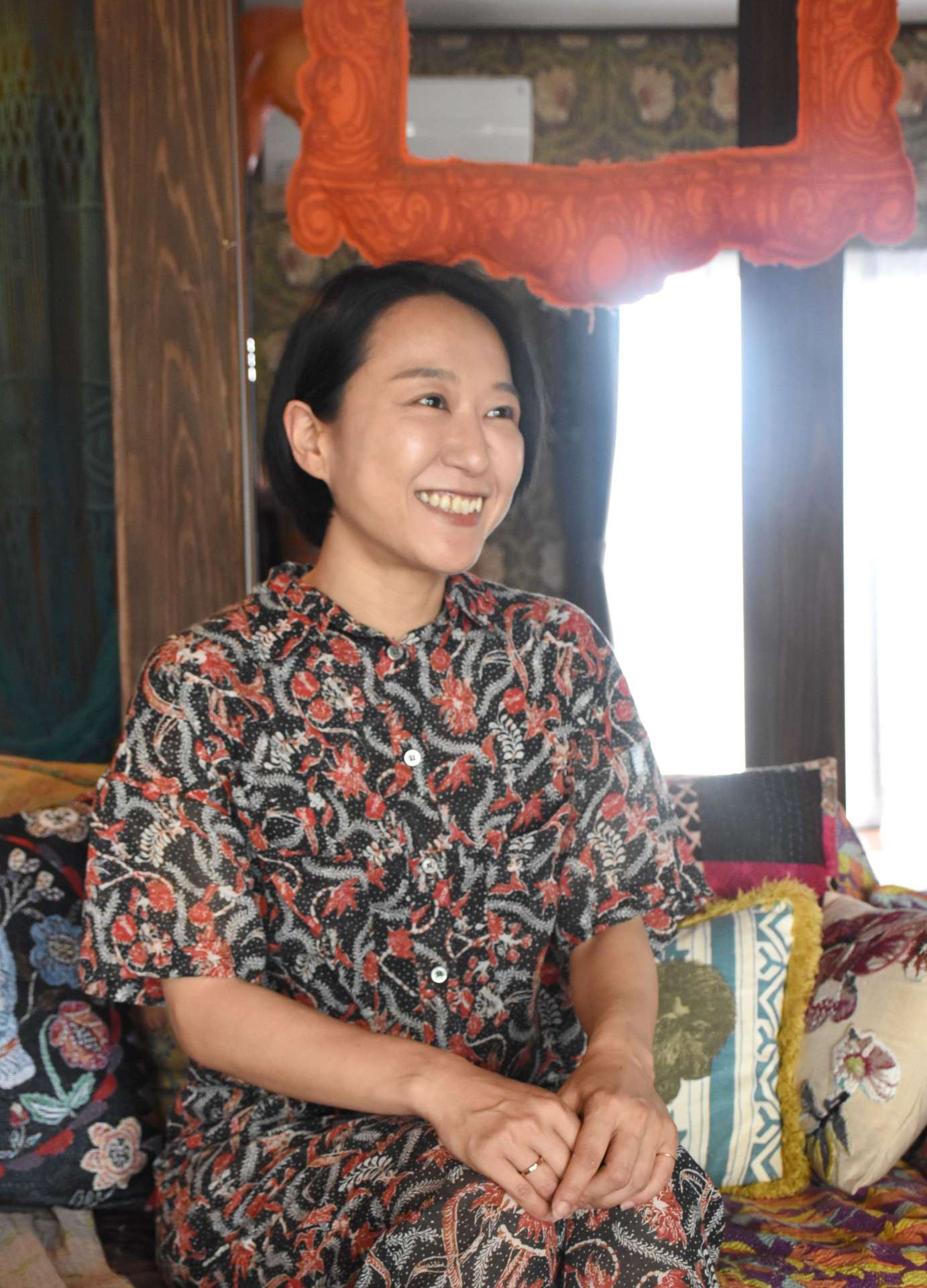 お気に入りの家具で彩られた自宅でくつろぐ藤原綾さん＝霧島市永水