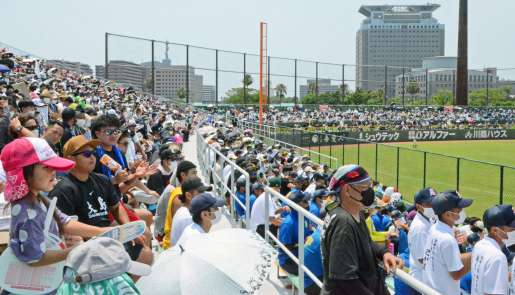 大島高校の三塁側スタンドから外野席まで観客で埋まった球場＝２４日、鹿児島市の平和リース球場