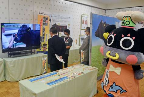鹿児島で10月開かれる全国和牛能力共進会をＰＲするパネル展＝農林水産省