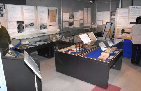 戦中戦後の資料が並ぶ企画展＝薩摩川内市の川内歴史資料館