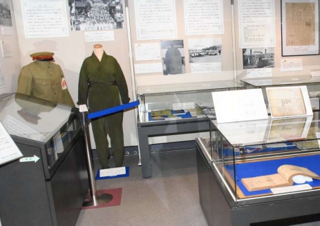 憲兵の制服やもんぺが並ぶ企画展＝薩摩川内市の川内歴史資料館