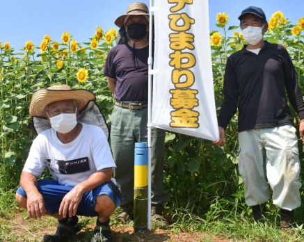 ウクライナ人を支援するために設置した募金箱＝２７日、長島町城川内