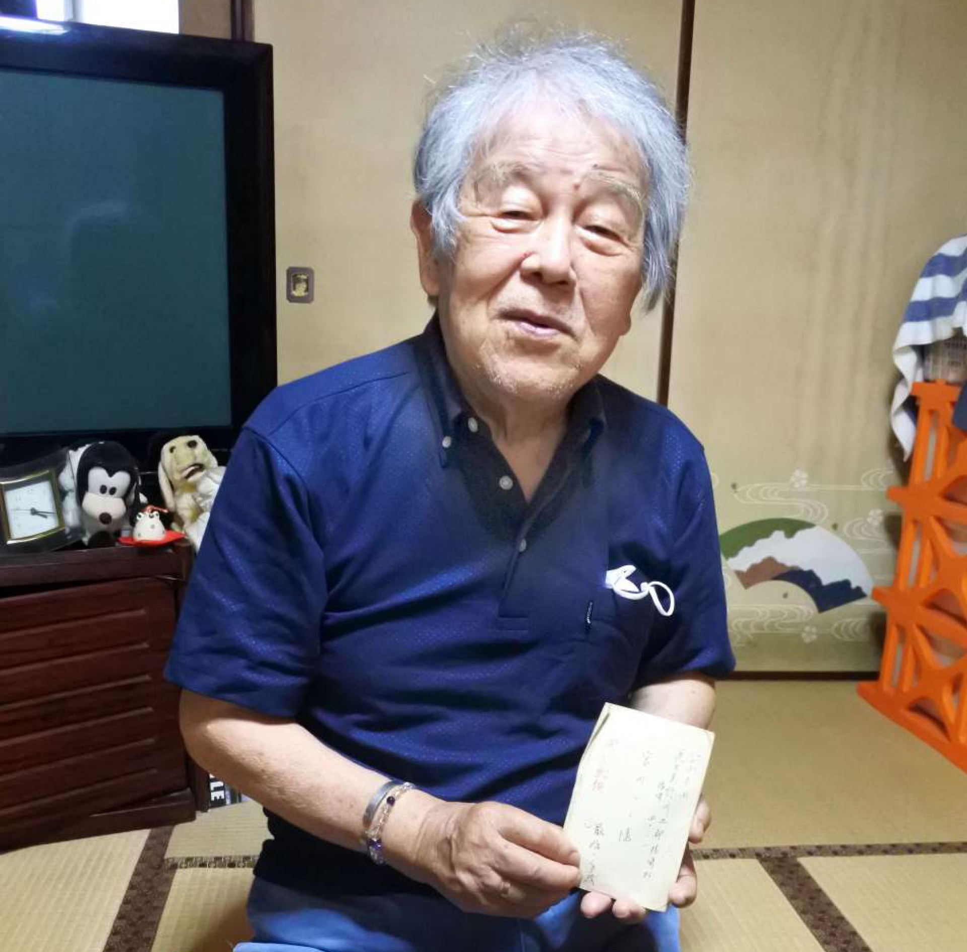 父豊さんが母フミさんに宛てた軍事郵便を大切に保管する宮内悦雄さん