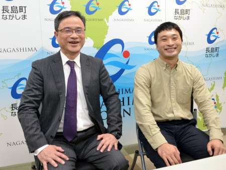 インタビュー後、笑顔の筆者と中島保寿東京都市大学准教授（右）。化石ハンターと古生物学者の強力タッグ＝３月、長島町役場