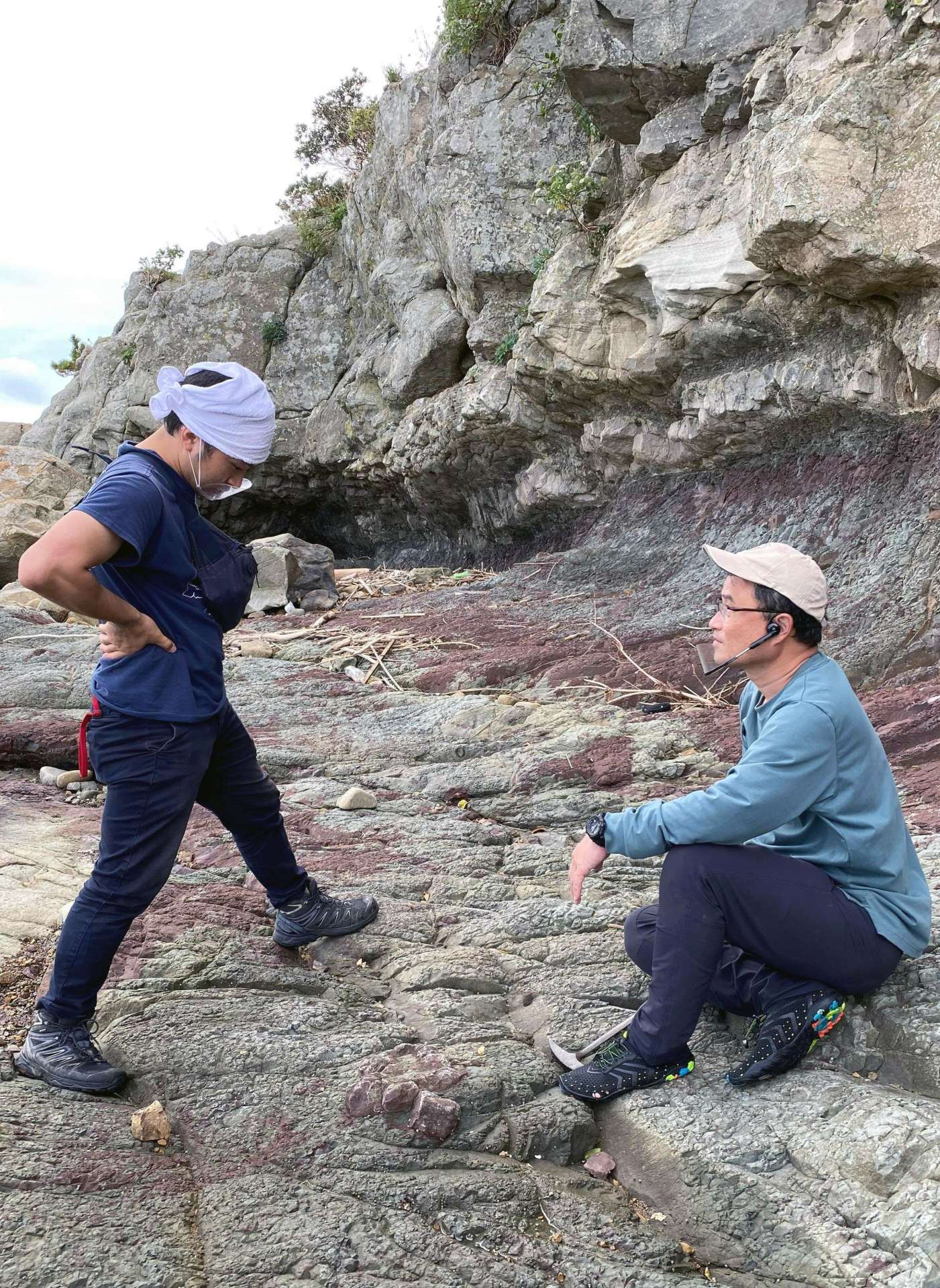 獅子島で薩摩翼竜の化石を見つけた際の筆者（右）と中島保寿さん。白亜紀当時の地層の堆積環境などについて検討中＝２０２０年１１月