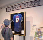 大谷翔平選手のサイン入りユニホームに見入る来場者＝鹿児島市呉服町のマルヤガーデンズ