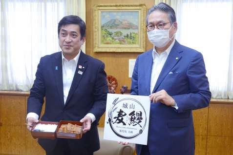 城山ホテル鹿児島が手がけるブランドうなぎ「城山麦鰻」をＰＲする東清三郎社長（右）＝鹿児島市の県庁
