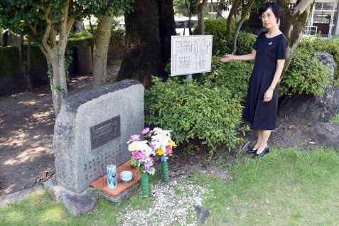 加治木高校の正門近くに立つ「殉難学徒の碑」＝姶良市加治木