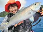 ライトジギングで釣ったアオチビキ＝７月中旬、宇検村の枝手久島沖
