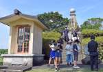 芙蓉之塔を訪れた曽於市内の小学生ら＝曽於市大隅町月野