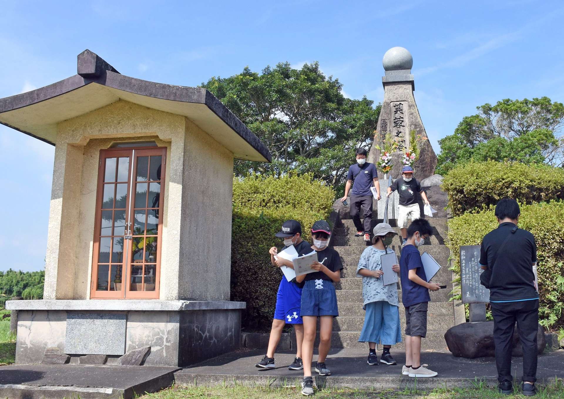 芙蓉之塔を訪れた曽於市内の小学生ら＝曽於市大隅町月野