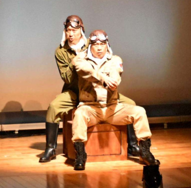 特攻をテーマにした音楽劇を演じるお笑いコンビ「アップダウン」＝霧島市国分中央３丁目