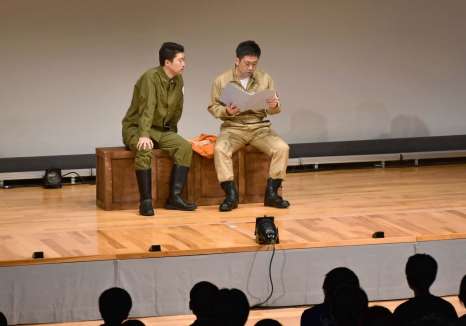 （別カット）特攻を題材にした音楽劇を演じるお笑い芸人「アップダウン」＝霧島市国分中央３丁目