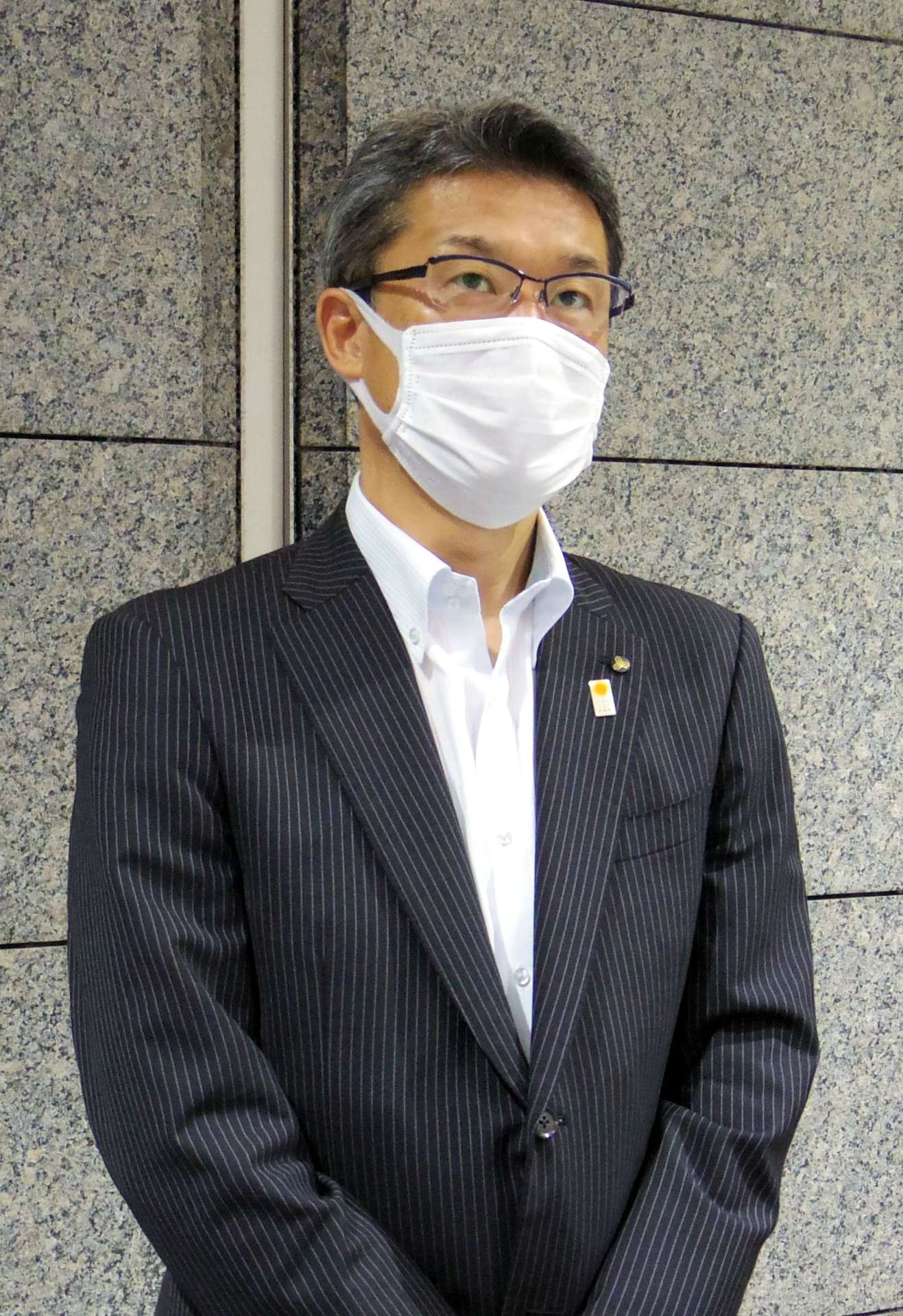 記者の質問に答える河野俊嗣知事＝９日、防衛省