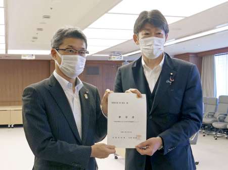 要望書を提出した河野俊嗣知事（左）＝９日、防衛省