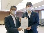 要望書を提出した河野俊嗣知事（左）＝９日、防衛省