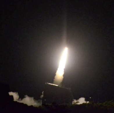 夜空に打ち上がった観測ロケット「Ｓ５２０－３２号機」＝１１日午後１１時２０分ごろ、肝付町の内之浦宇宙空間観測所