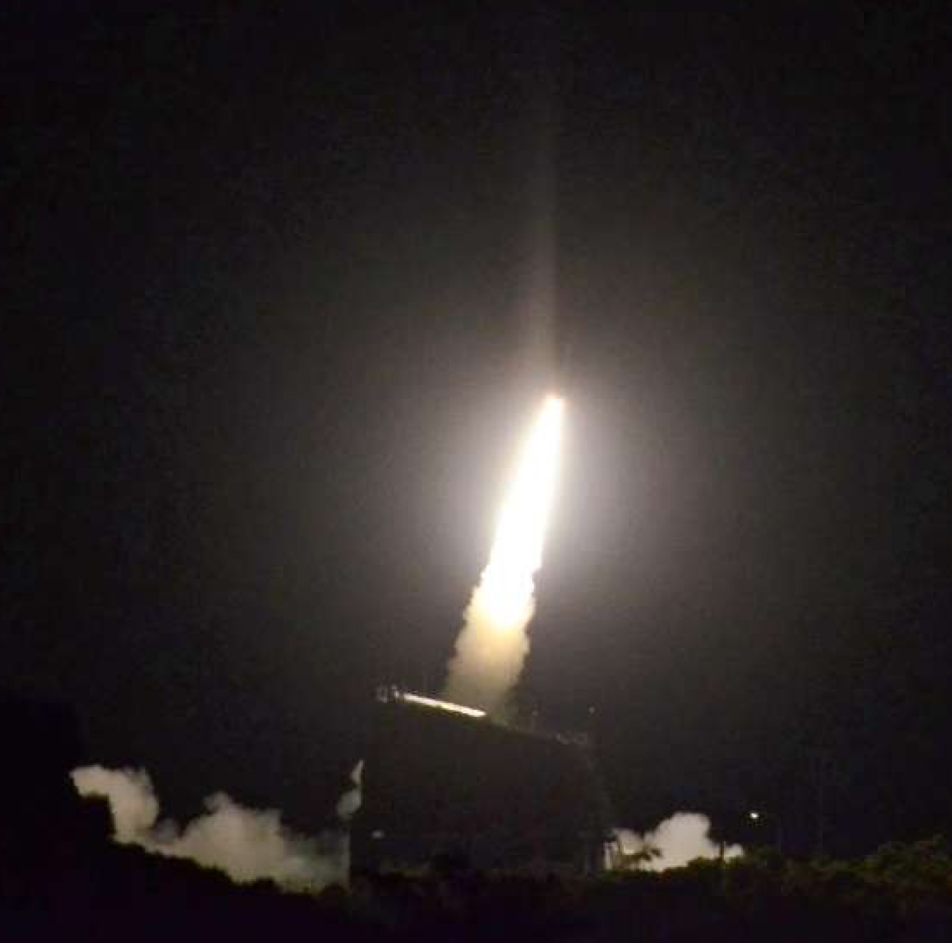 夜空に打ち上がった観測ロケット「Ｓ５２０－３２号機」＝１１日午後１１時２０分ごろ、肝付町の内之浦宇宙空間観測所