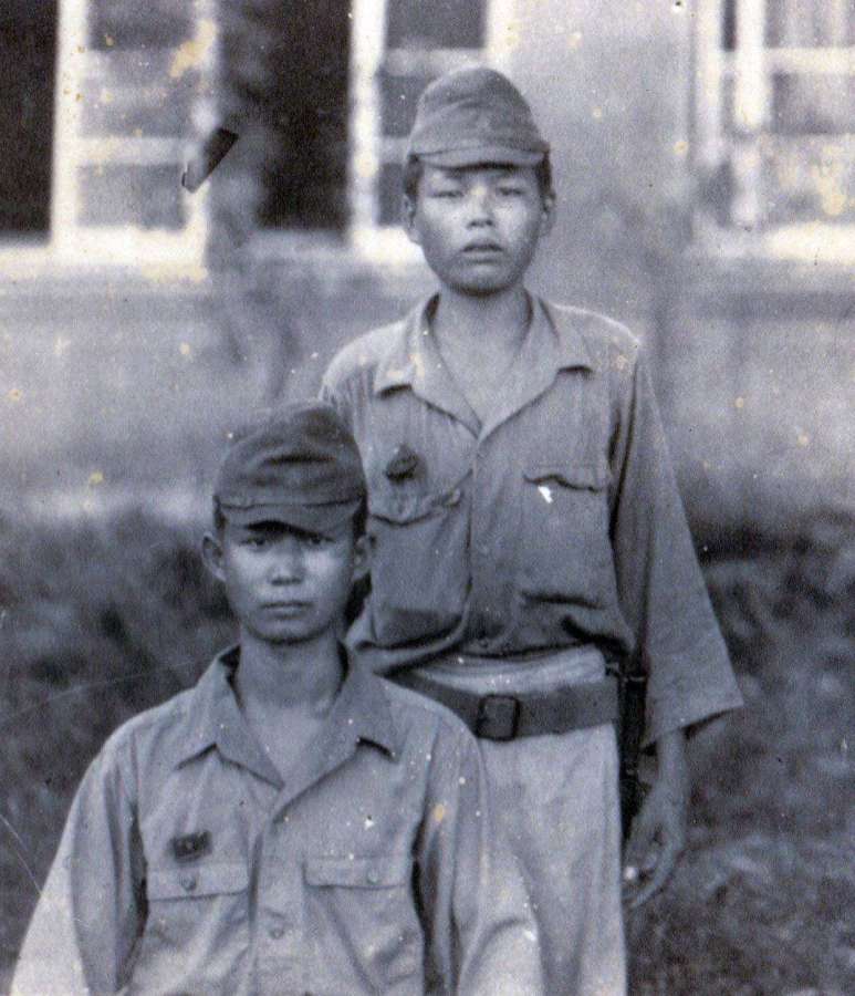軍服に身を包んだ戦車特攻隊員当時の川村正道さん（右）