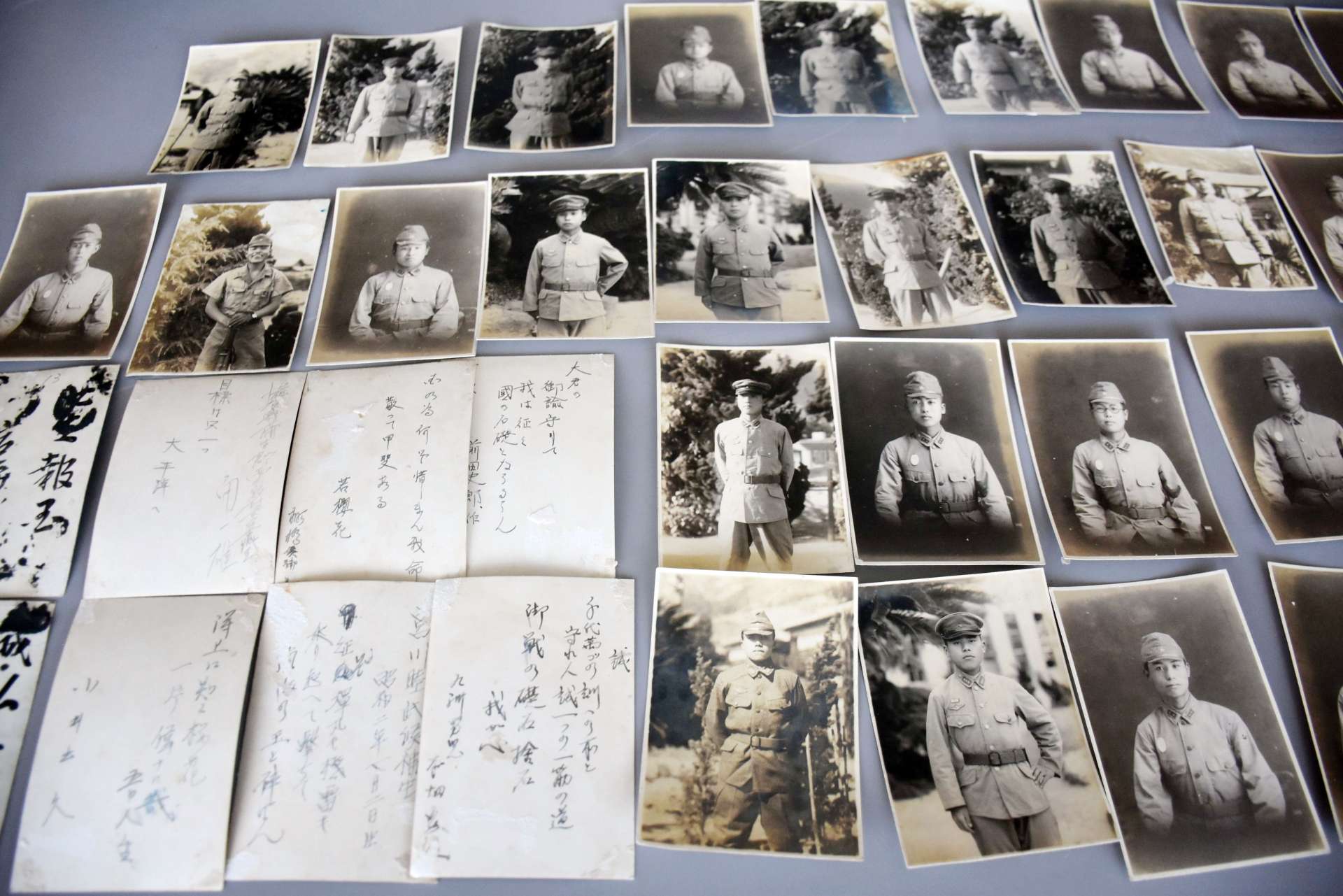 特別幹部候補生らの顔と言葉が記された写真＝阿久根市赤瀬川の野村建設工業
