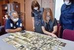 社員と戦時下の写真を見る野村公社長（左）＝阿久根市赤瀬川の野村建設工業