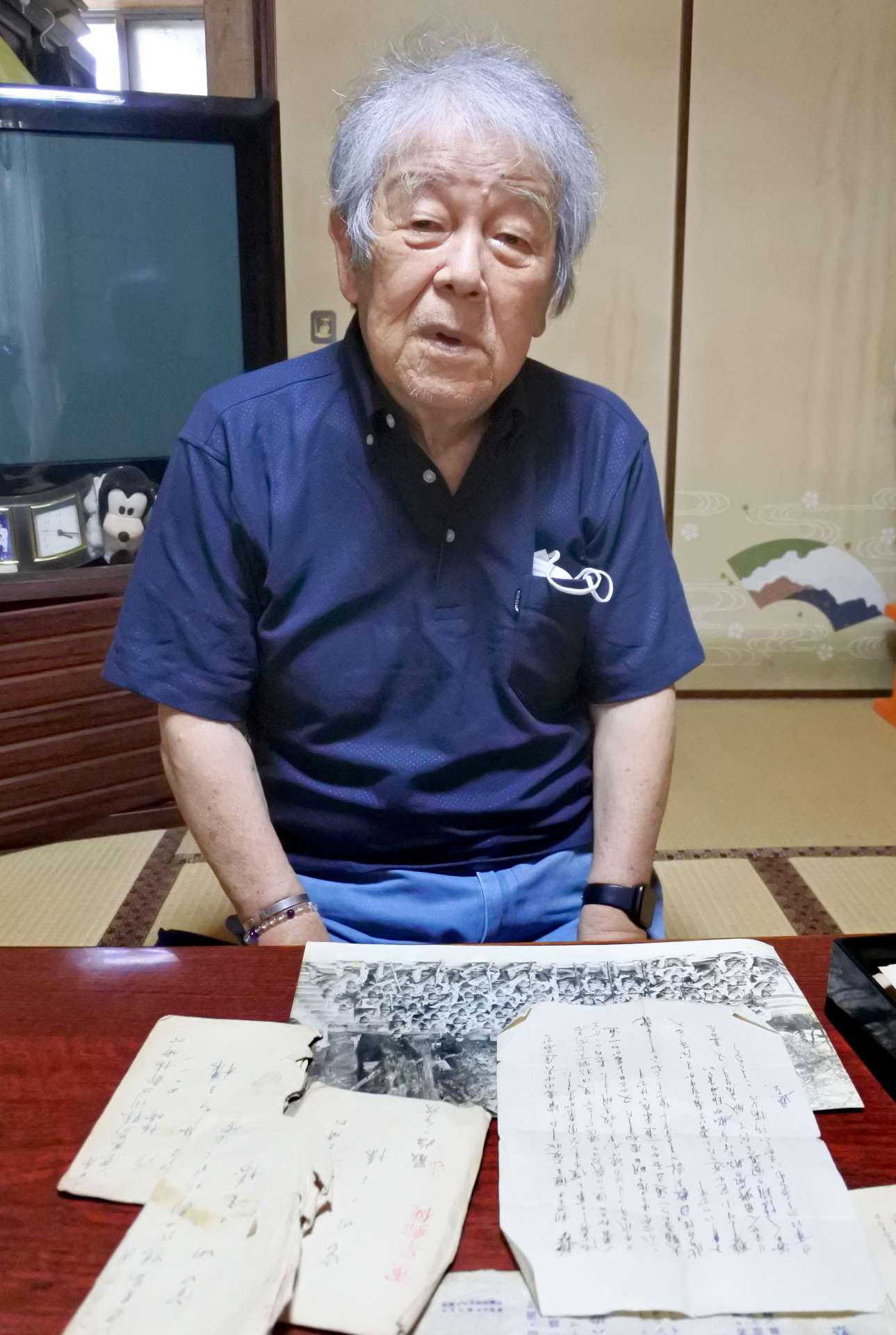 「優しく呼びかけているのが意外だった」。戦時下の枕崎警察署による通知書の印象を語る宮内悦雄さん