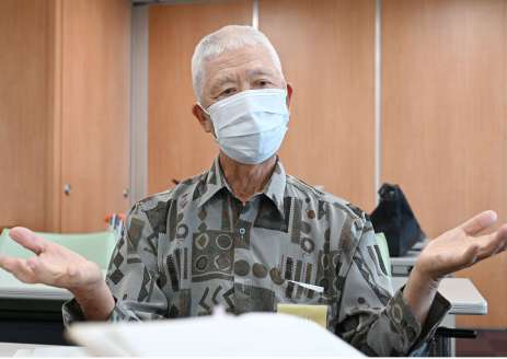 「戦没者に思いをはせ、ウクライナの戦争が早く終わるよう祈りたい」と語る奥村森男さん＝鹿児島空港