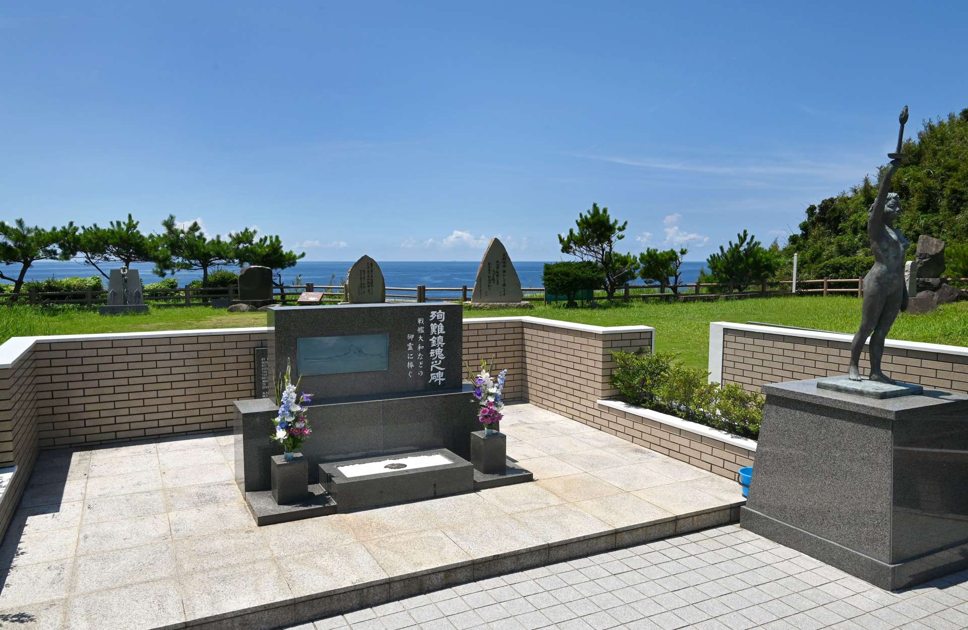 戦艦大和などが沈没した海域を望む平和祈念展望台＝枕崎市火之神岬町