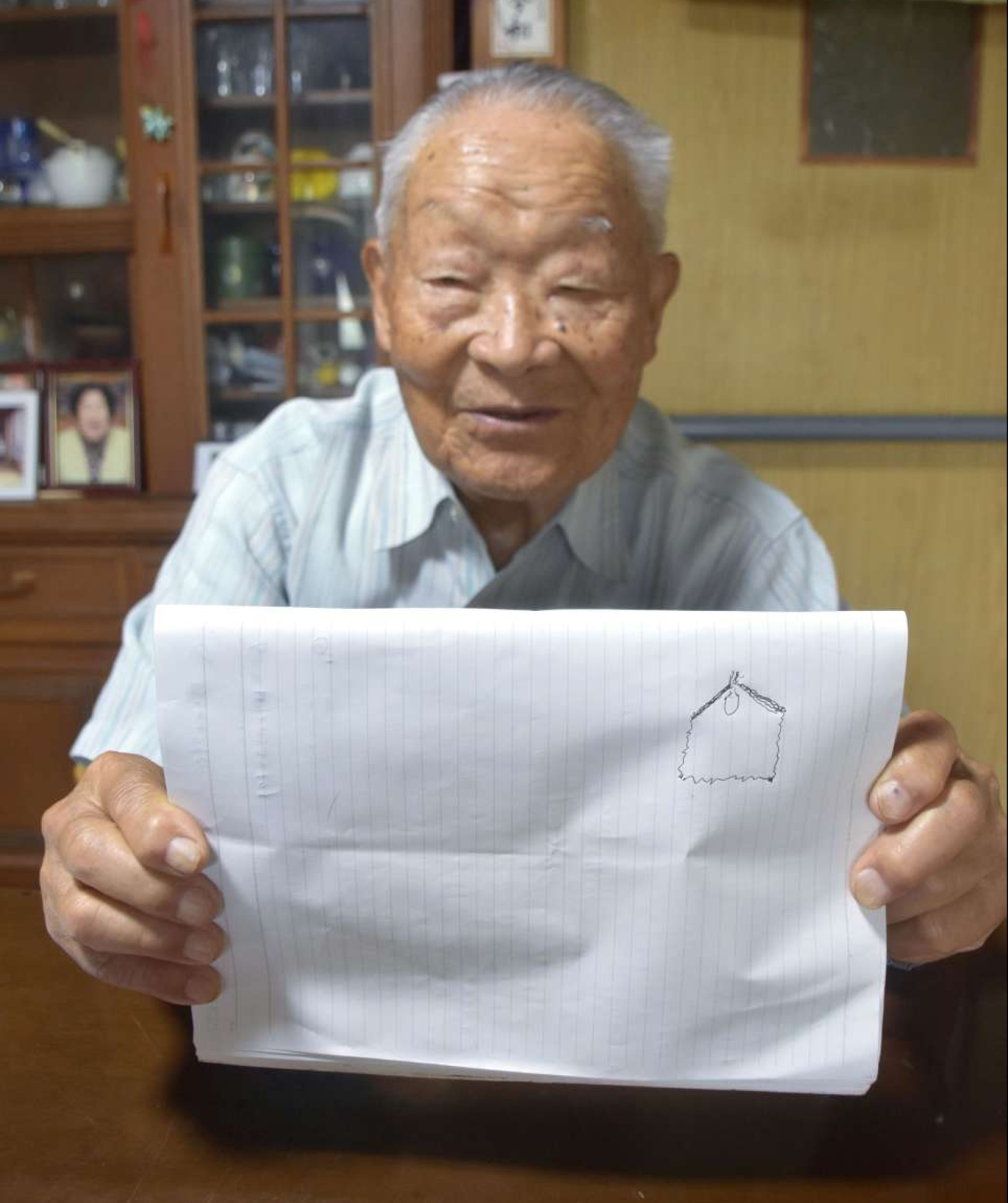 灯火管制で布に覆われた電球を描いた寺地輝男さん＝阿久根市大川