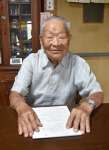 灯火管制や米軍の捕虜について振り返る寺地輝男さん＝阿久根市大川
