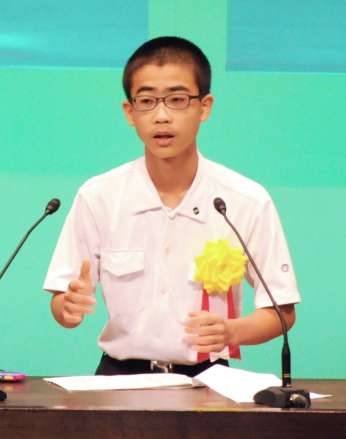 「平和へのメッセージｆｒｏｍ知覧」中学生の部で最優秀賞に選ばれた浜村直史さん＝１５日、南九州市の知覧文化会館