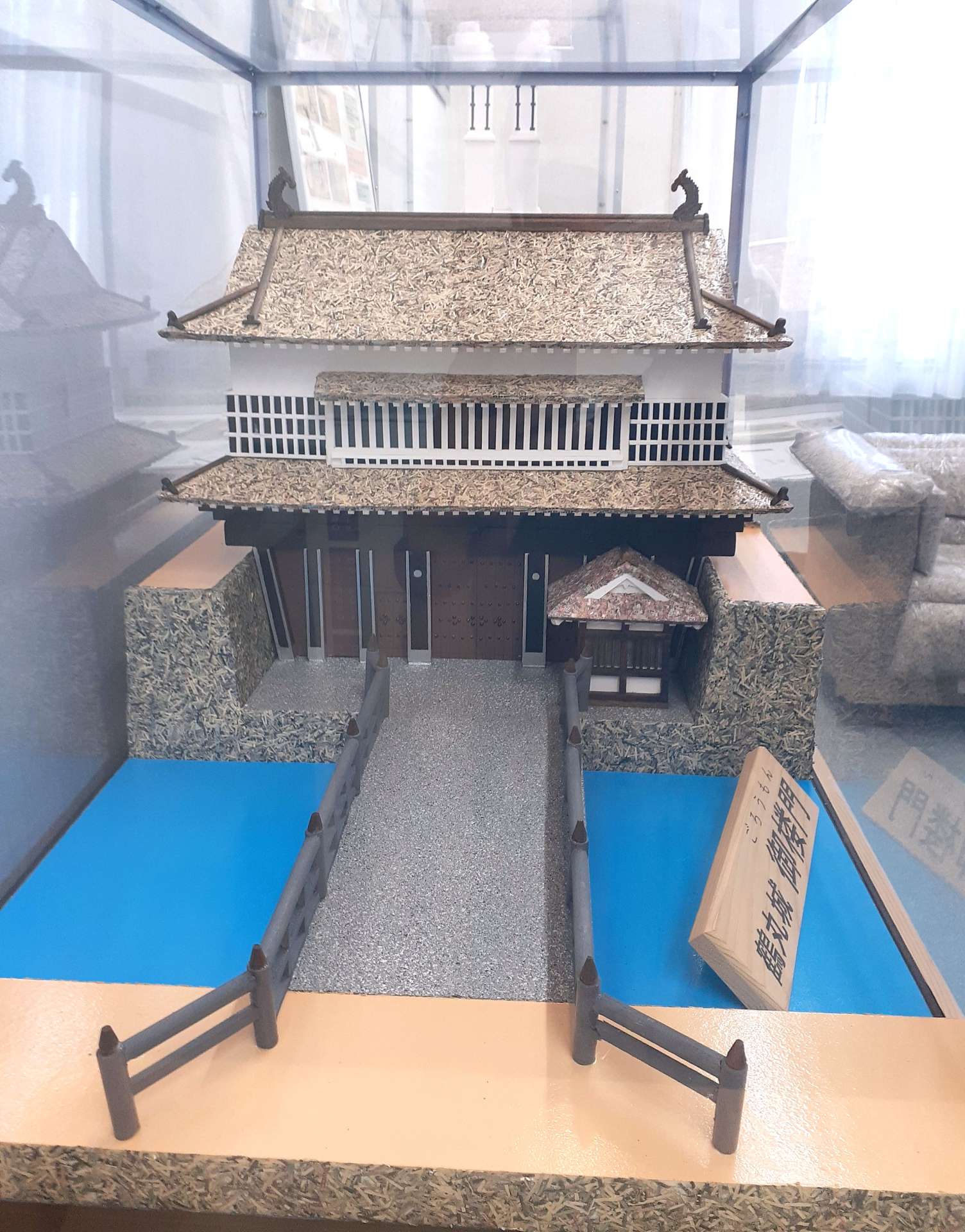 傷んだお札の裁断くず１万枚で手作りした鶴丸城御楼門の模型＝鹿児島市の日銀鹿児島支店