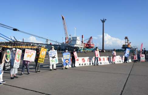 作業船の出港に抗議する反対派市民団体のメンバー＝西之表市