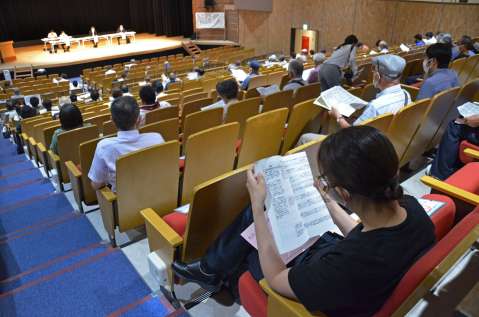 説明会に参加する市民＝西之表市民会館