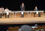 市民説明会で発言する八板俊輔市長（中央）＝西之表市民会館