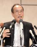宮崎県知事選挙への立候補を表明した東国原英夫氏＝宮崎市のホテル