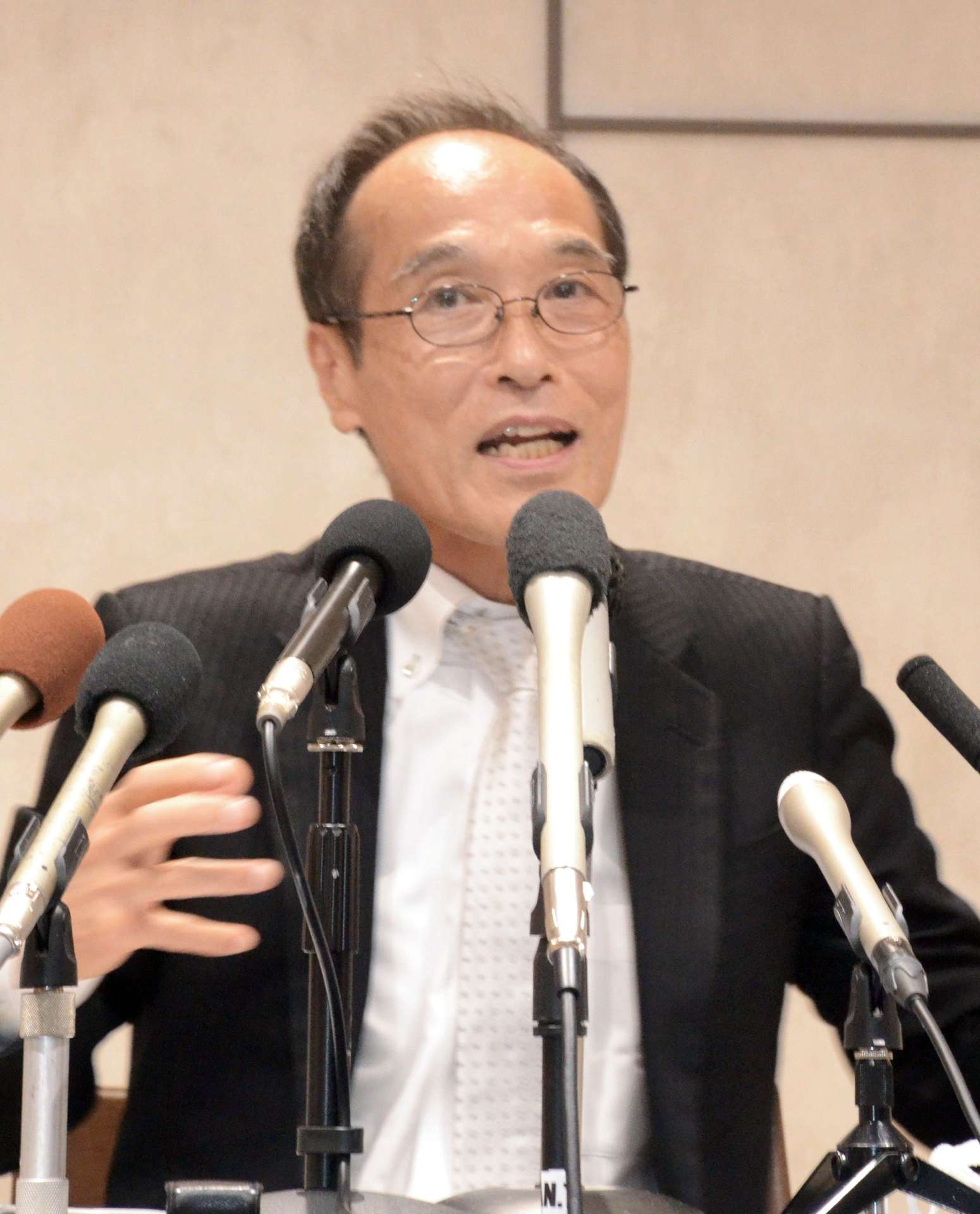 宮崎県知事選挙への立候補を表明した東国原英夫氏＝宮崎市のホテル