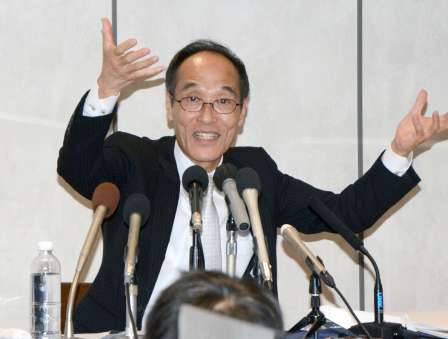 宮崎県知事選への出馬を正式表明する東国原英夫氏＝宮崎市のホテル