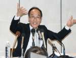 宮崎県知事選への出馬を正式表明する東国原英夫氏＝宮崎市のホテル