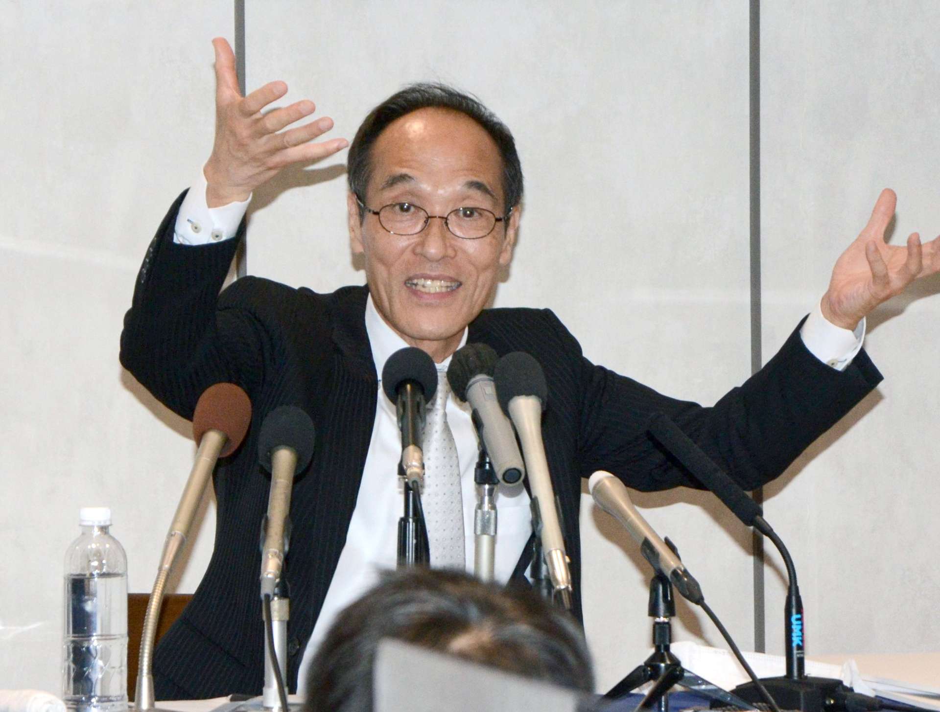 宮崎県知事選への出馬を正式表明する東国原英夫氏＝宮崎市のホテル