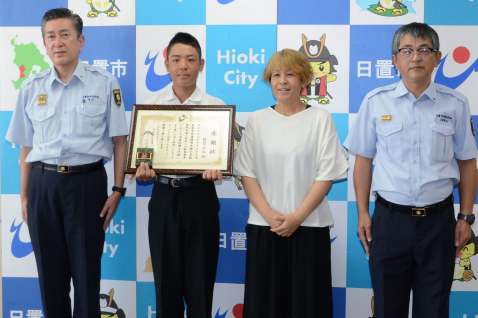 人命救助で表彰された稲留壱心さん（左から２人目）＝日置市役所