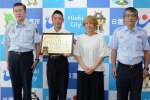人命救助で表彰された稲留壱心さん（左から２人目）＝日置市役所